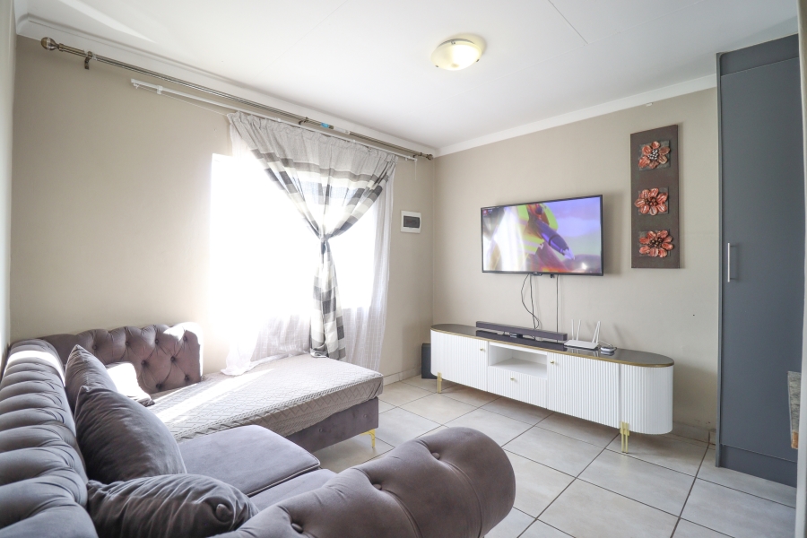 To Let 2 Bedroom Property for Rent in Fleurhof Gauteng