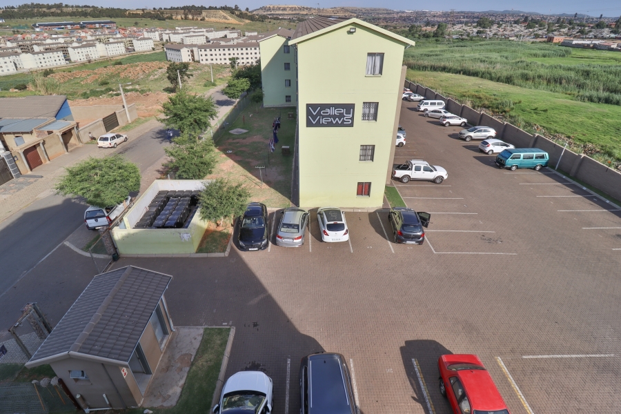 To Let 2 Bedroom Property for Rent in Fleurhof Gauteng