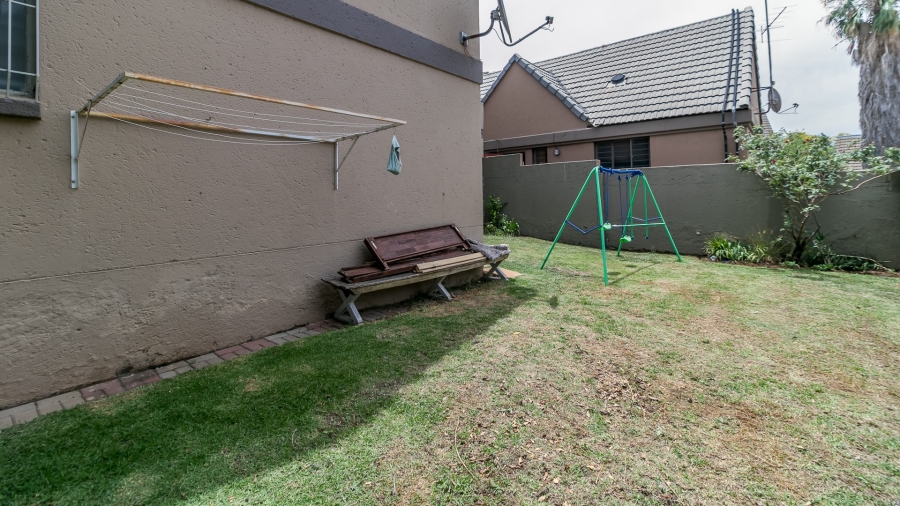 To Let 3 Bedroom Property for Rent in Bromhof Gauteng