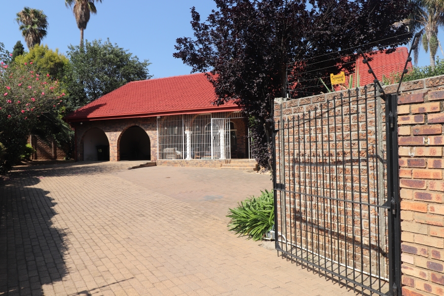 To Let 4 Bedroom Property for Rent in Edleen Gauteng