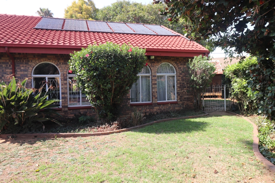 To Let 4 Bedroom Property for Rent in Edleen Gauteng