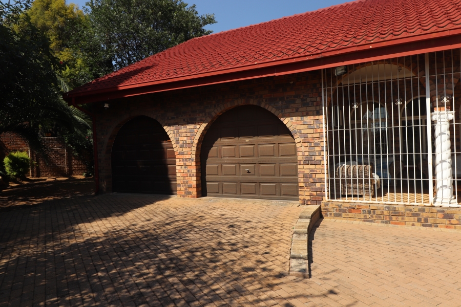 To Let 4 Bedroom Property for Rent in Edleen Gauteng