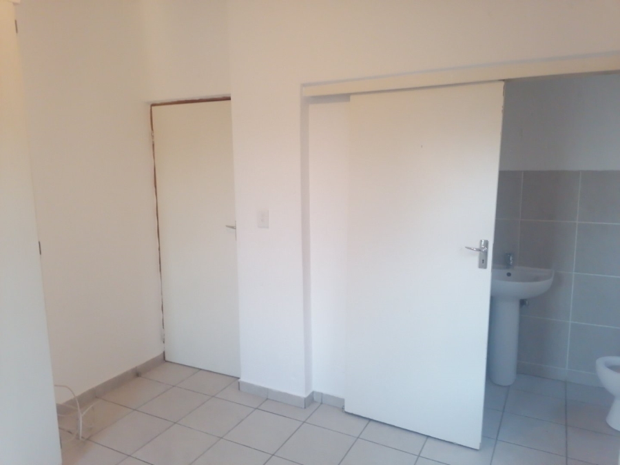 To Let 2 Bedroom Property for Rent in Amorosa Gauteng