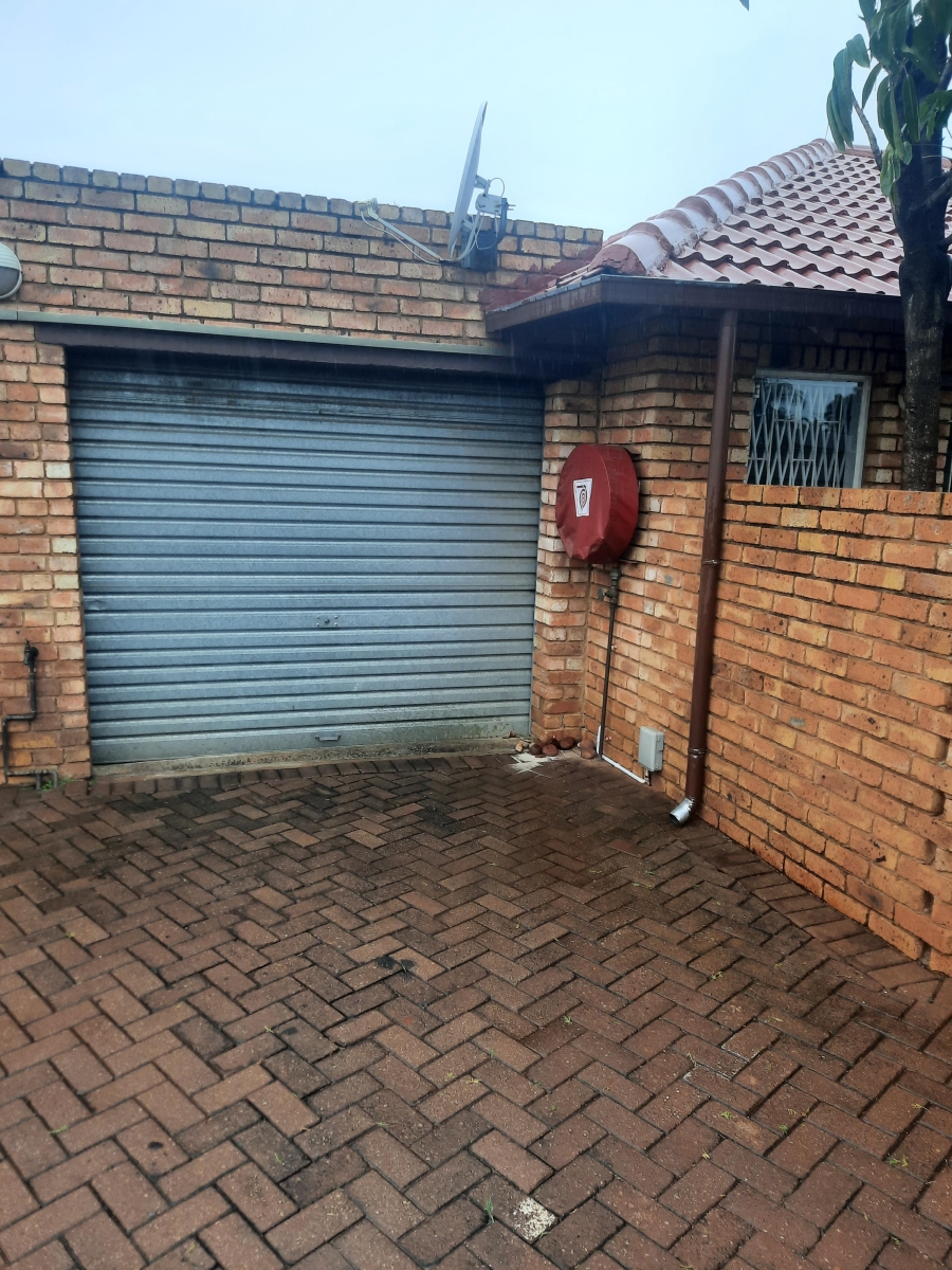 To Let 2 Bedroom Property for Rent in Birchleigh North Gauteng