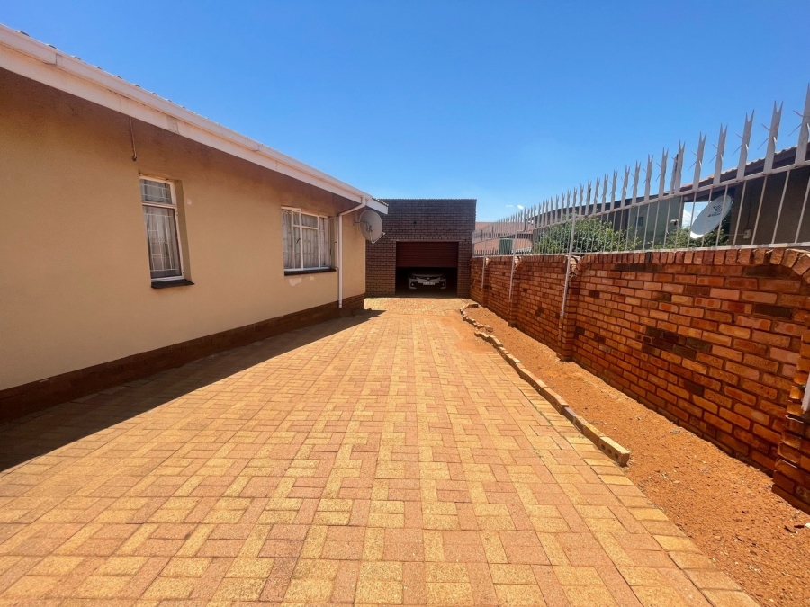 2 Bedroom Property for Sale in Lenasia Ext 10 Gauteng