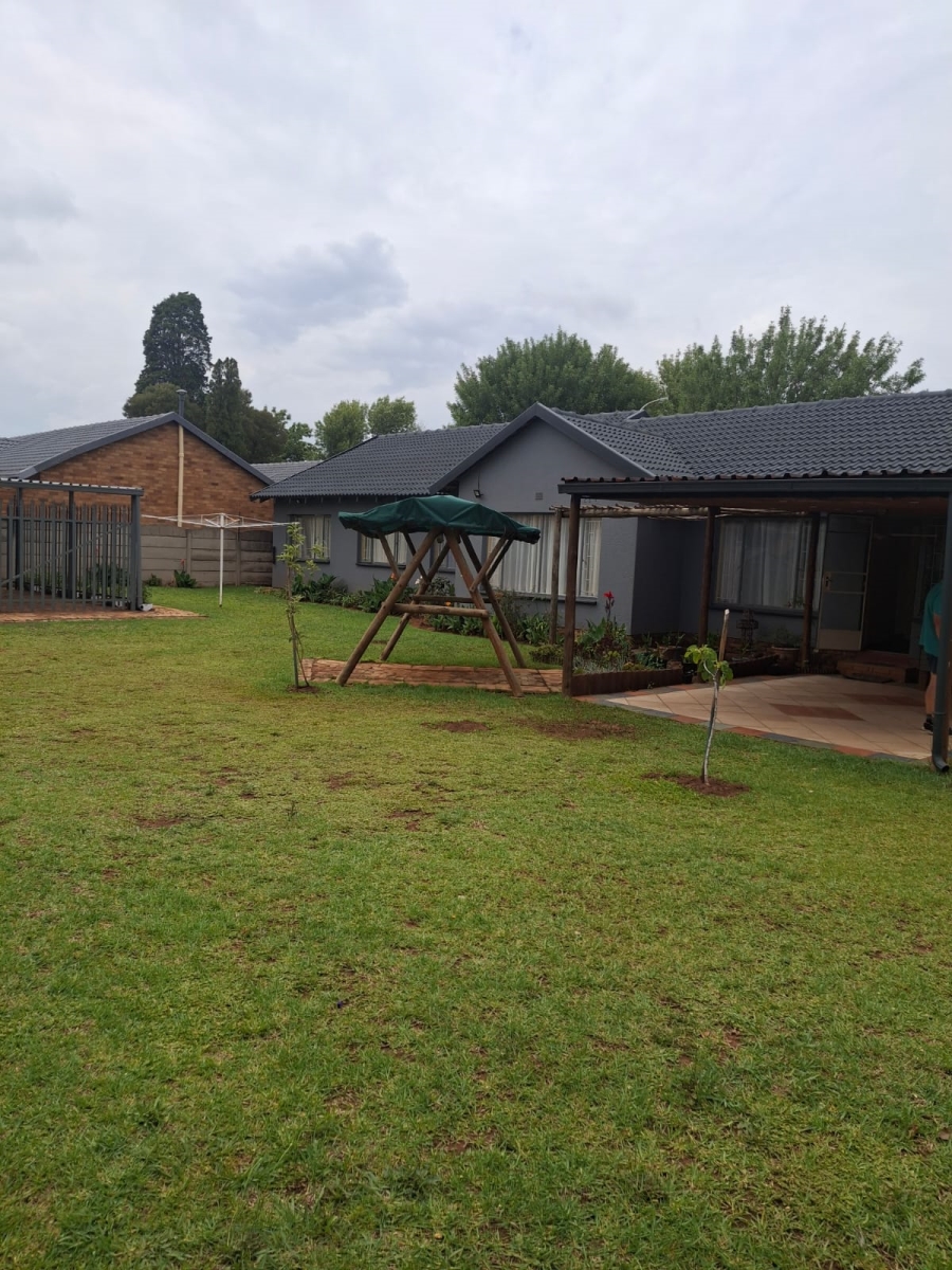 To Let 4 Bedroom Property for Rent in Crystal Park Gauteng