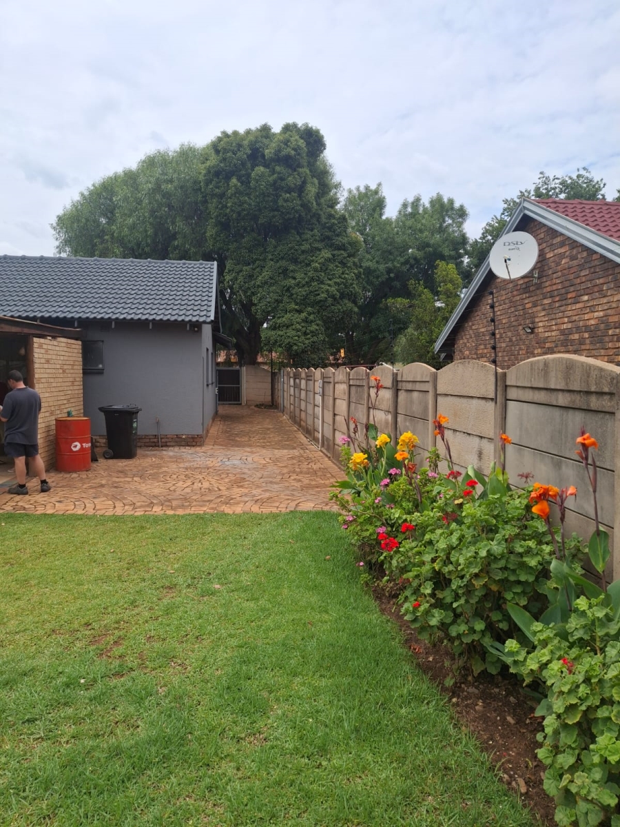 To Let 4 Bedroom Property for Rent in Crystal Park Gauteng