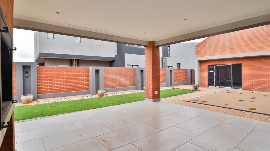 5 Bedroom Property for Sale in Swallow Hills Lifestyle Estate Gauteng