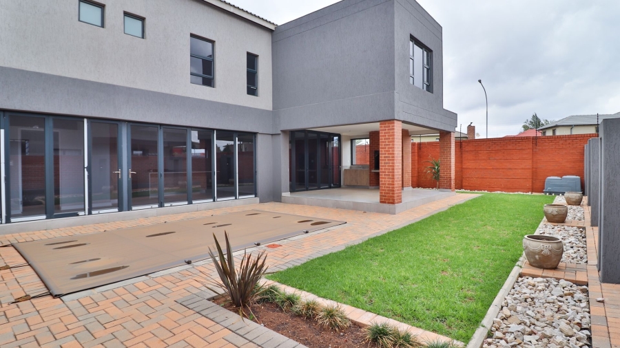 5 Bedroom Property for Sale in Swallow Hills Lifestyle Estate Gauteng