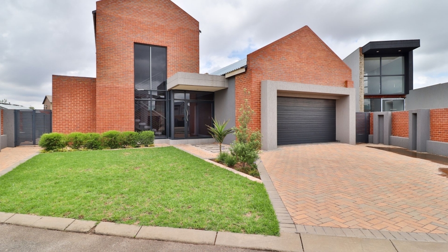 5 Bedroom Property for Sale in Swallow Hills Lifestyle Estate Gauteng