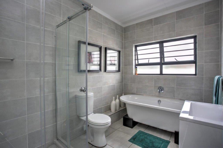 2 Bedroom Property for Sale in Crowthorne AH Gauteng