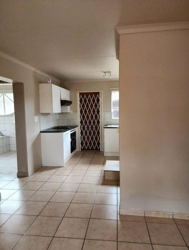 To Let 2 Bedroom Property for Rent in Roodekrans Gauteng