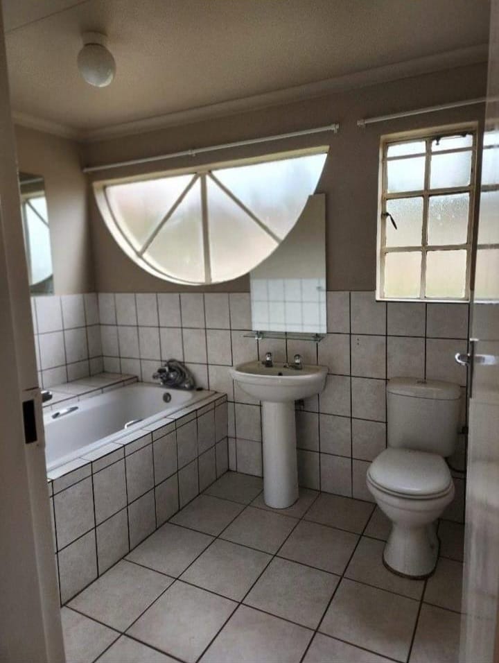 To Let 2 Bedroom Property for Rent in Roodekrans Gauteng