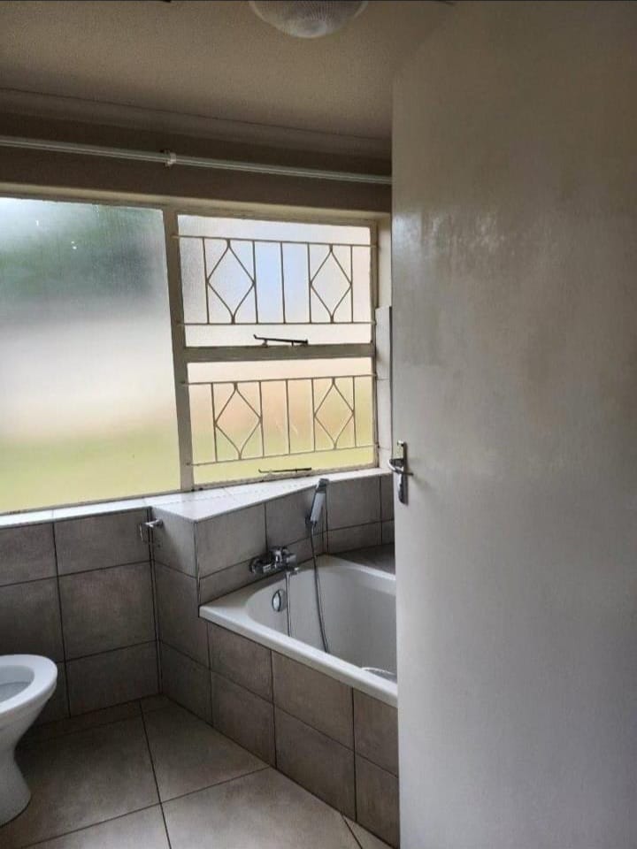 To Let 2 Bedroom Property for Rent in Roodekrans Gauteng