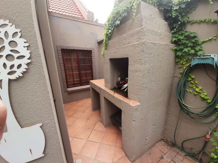 To Let 2 Bedroom Property for Rent in Faerie Glen Gauteng