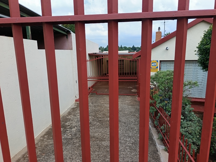 To Let 3 Bedroom Property for Rent in Discovery Gauteng