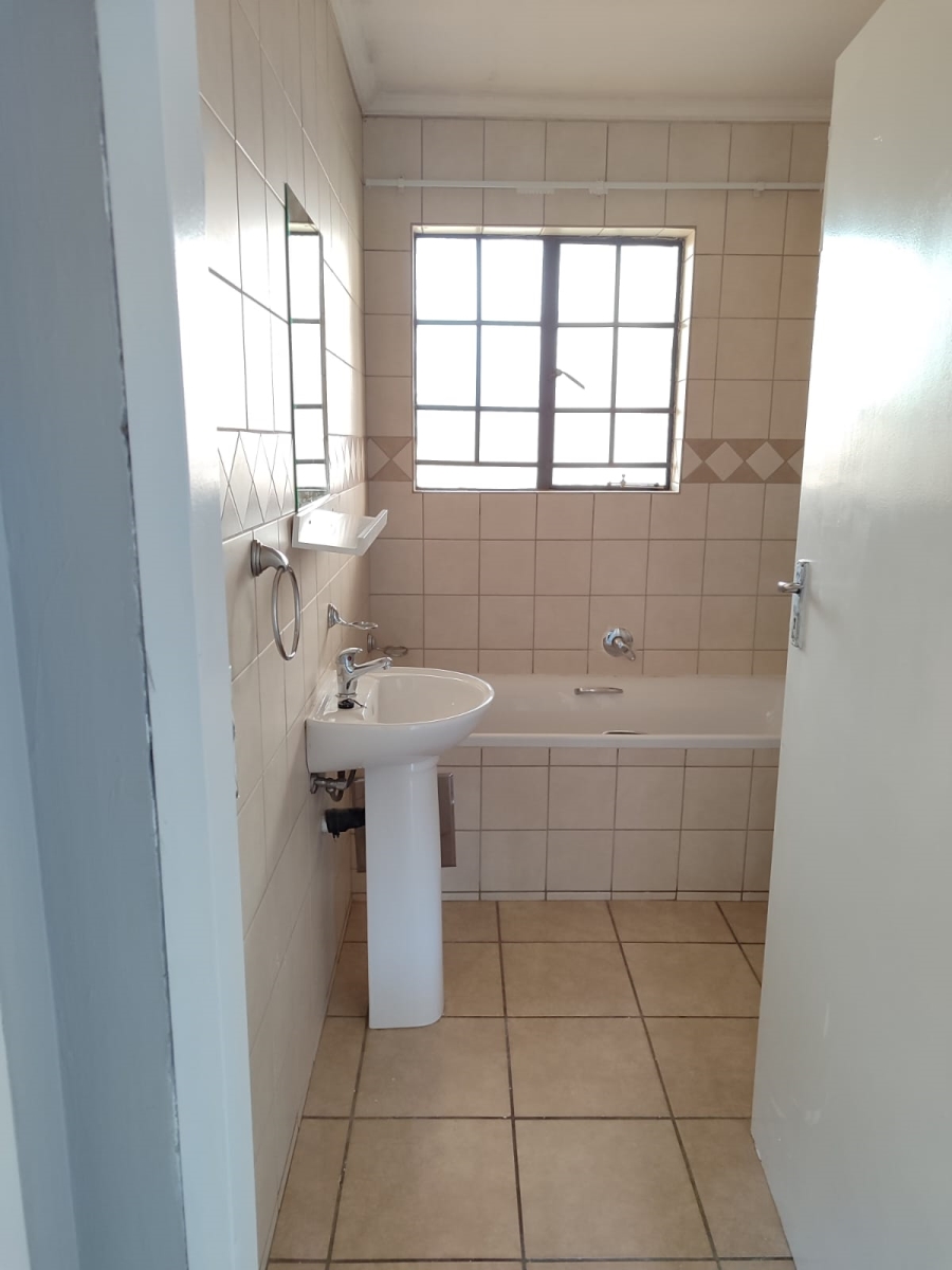 To Let 2 Bedroom Property for Rent in Noordwyk Gauteng