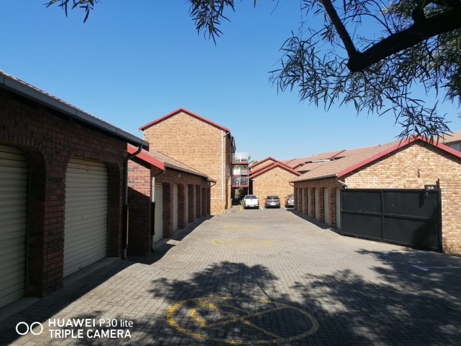 To Let 2 Bedroom Property for Rent in La Montagne Gauteng