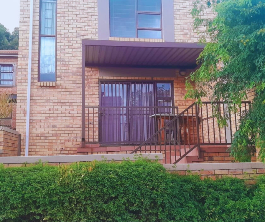 To Let 2 Bedroom Property for Rent in Helderkruin Gauteng