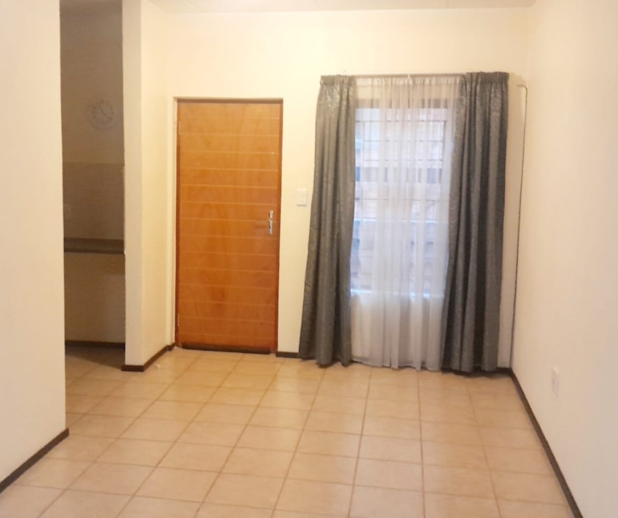 To Let 2 Bedroom Property for Rent in Helderkruin Gauteng