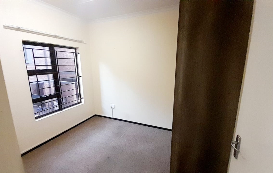 To Let 2 Bedroom Property for Rent in Helderkruin Gauteng