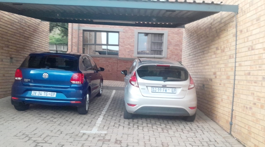 To Let 2 Bedroom Property for Rent in Helderkruin Gauteng