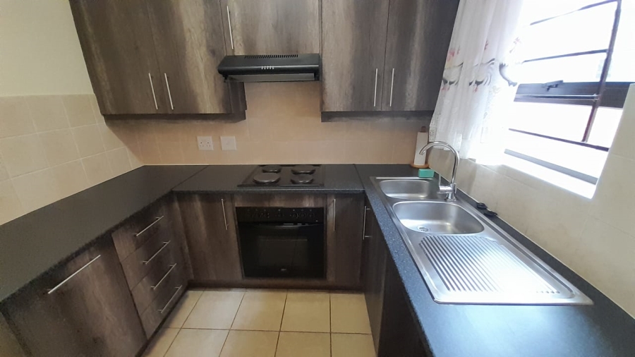 To Let 2 Bedroom Property for Rent in Helderkruin Gauteng