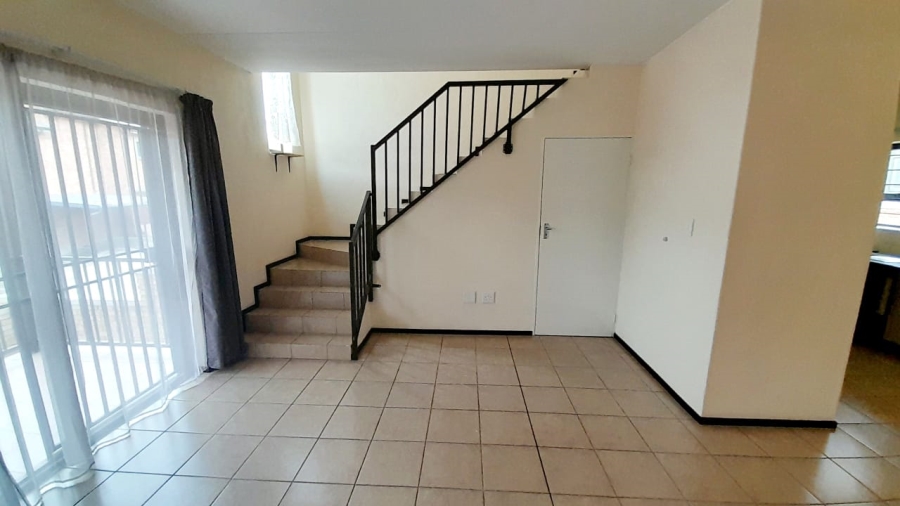 To Let 2 Bedroom Property for Rent in Helderkruin Gauteng