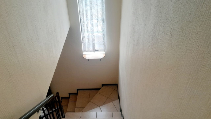 To Let 2 Bedroom Property for Rent in Helderkruin Gauteng