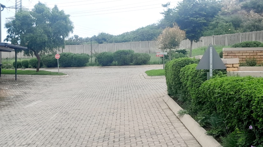 To Let 2 Bedroom Property for Rent in Helderkruin Gauteng