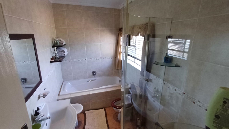 To Let 3 Bedroom Property for Rent in Linmeyer Gauteng