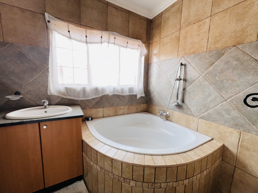 4 Bedroom Property for Sale in Ruimsig Country Estate Gauteng