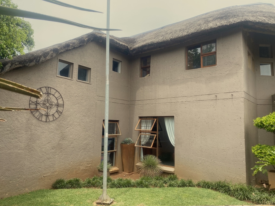 5 Bedroom Property for Sale in Faerie Glen Gauteng