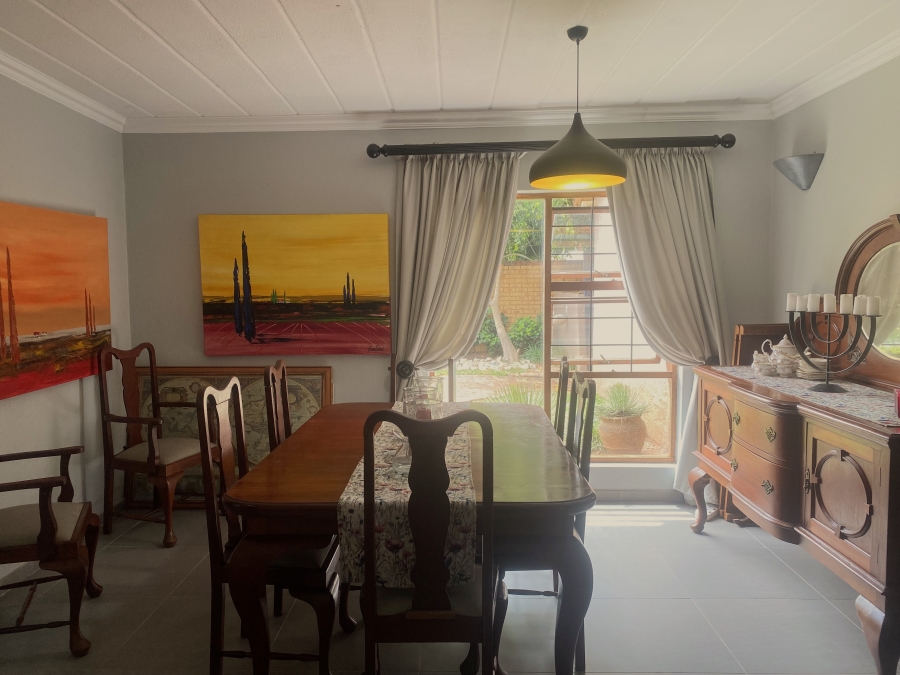 5 Bedroom Property for Sale in Faerie Glen Gauteng