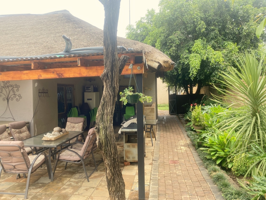 5 Bedroom Property for Sale in Faerie Glen Gauteng