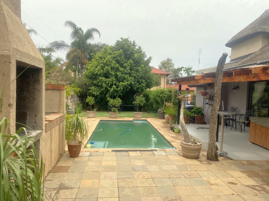 5 Bedroom Property for Sale in Faerie Glen Gauteng