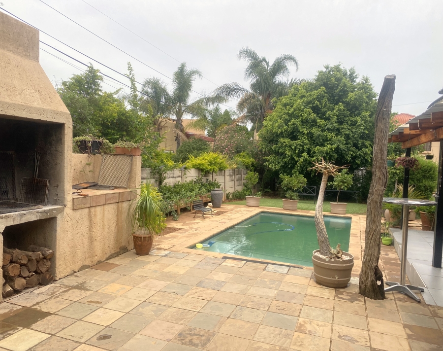 5 Bedroom Property for Sale in Faerie Glen Gauteng