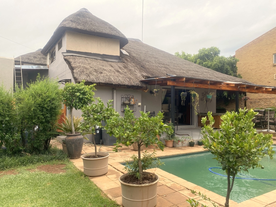 5 Bedroom Property for Sale in Faerie Glen Gauteng