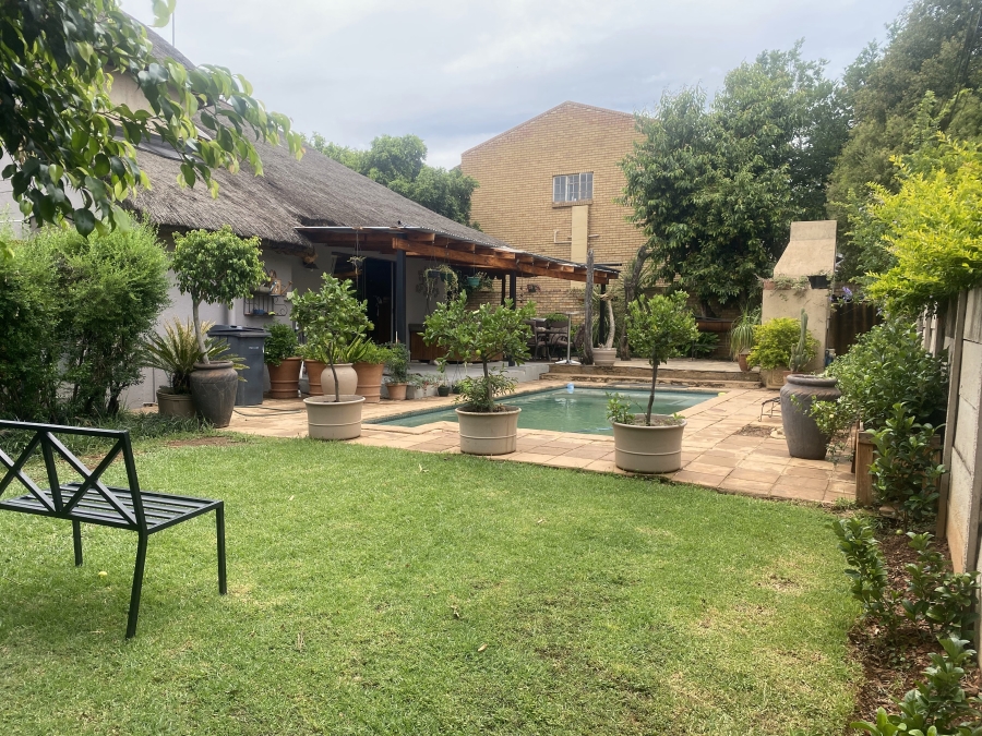 5 Bedroom Property for Sale in Faerie Glen Gauteng