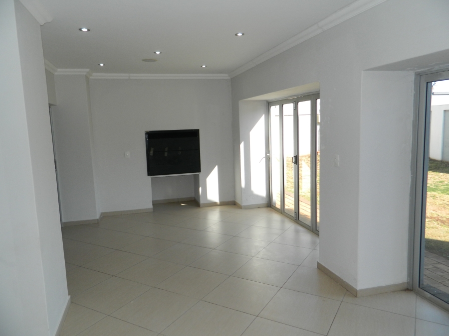 To Let 4 Bedroom Property for Rent in Silverwoods Country Estate Gauteng