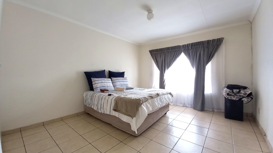 To Let 2 Bedroom Property for Rent in New Redruth Gauteng