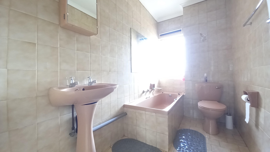 To Let 2 Bedroom Property for Rent in New Redruth Gauteng