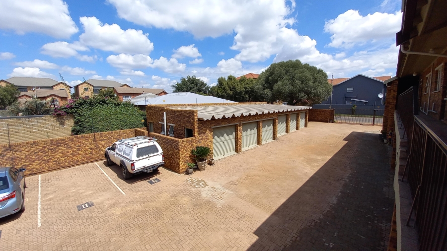 To Let 2 Bedroom Property for Rent in New Redruth Gauteng