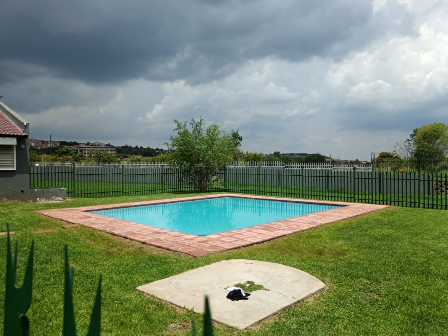 2 Bedroom Property for Sale in Mulbarton Gauteng