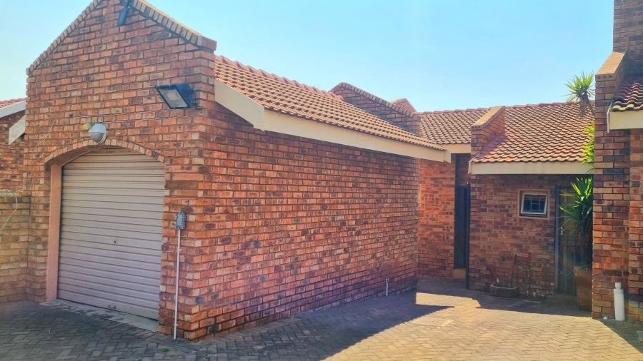 2 Bedroom Property for Sale in Halfway Gardens Gauteng