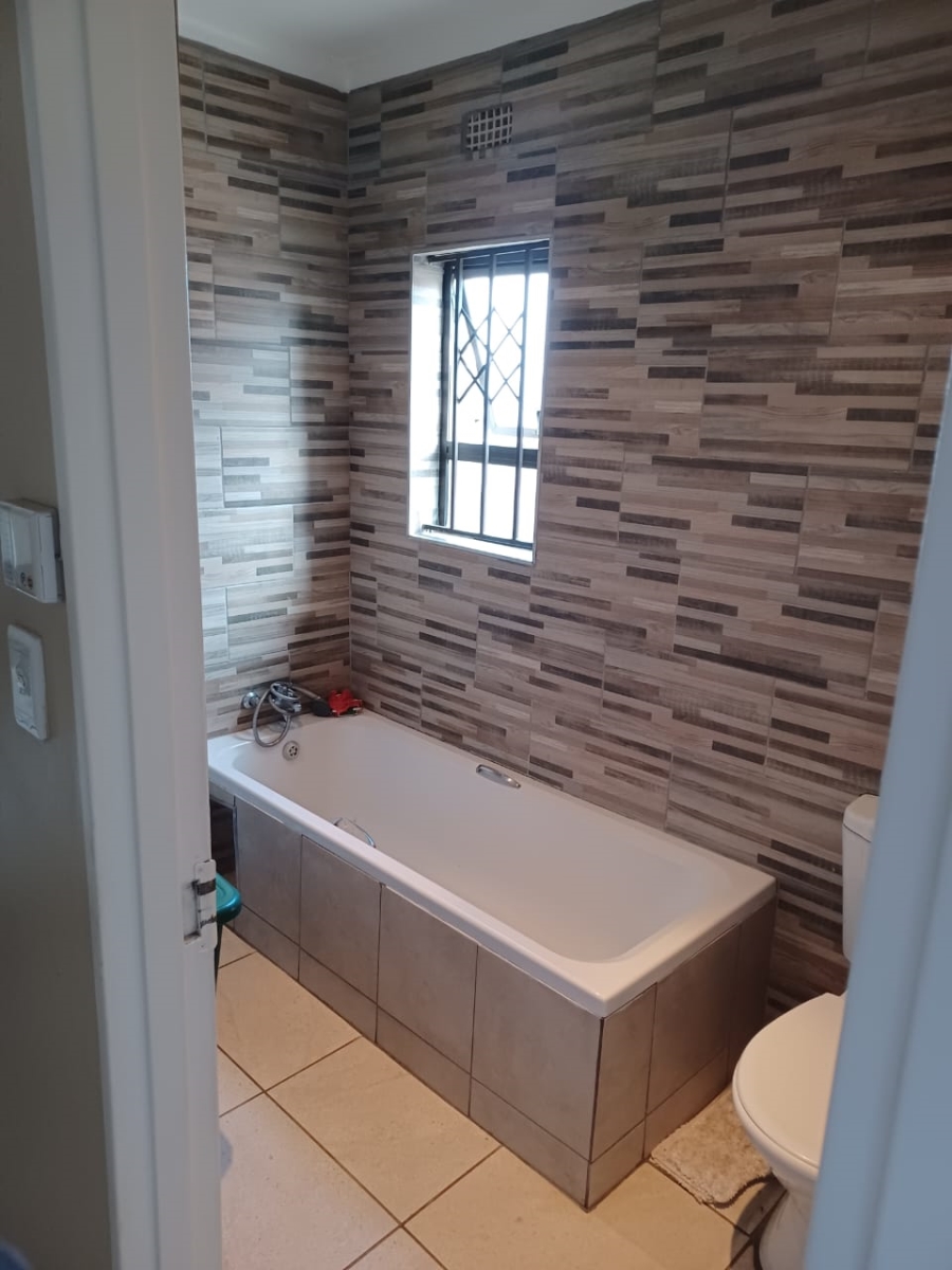 2 Bedroom Property for Sale in Clayville East Gauteng