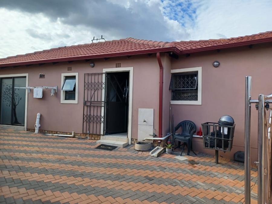 2 Bedroom Property for Sale in Clayville East Gauteng