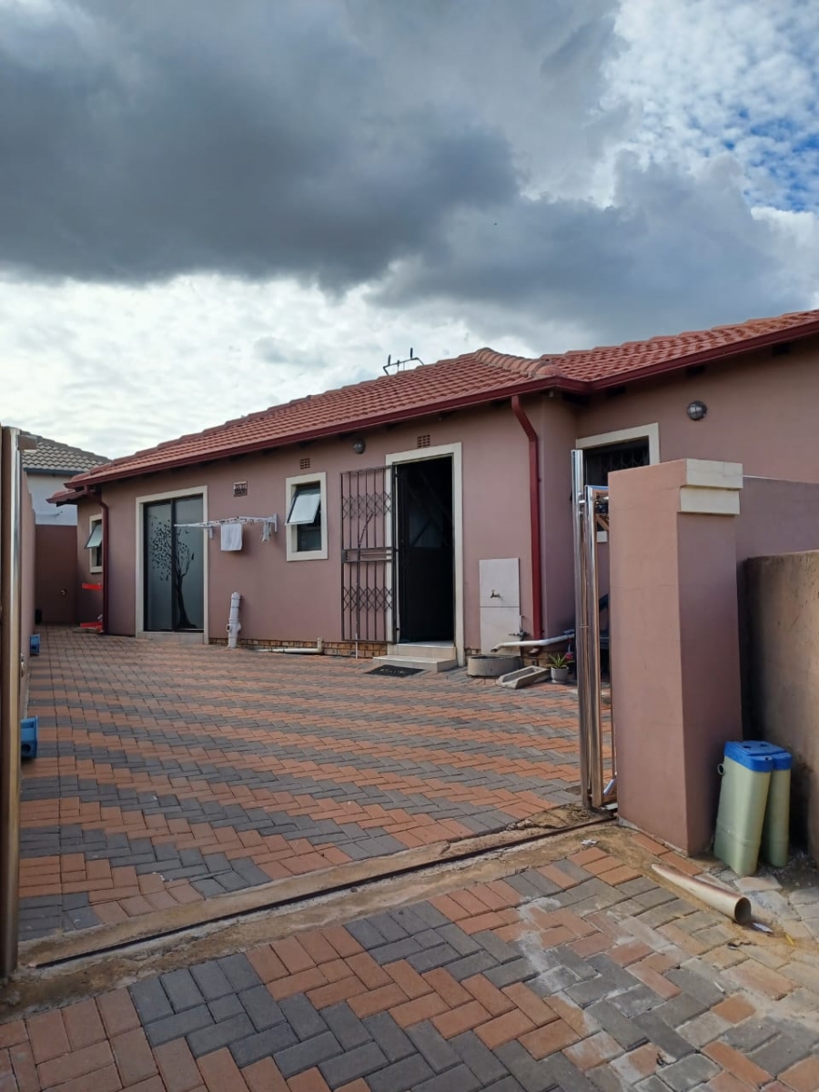 2 Bedroom Property for Sale in Clayville East Gauteng