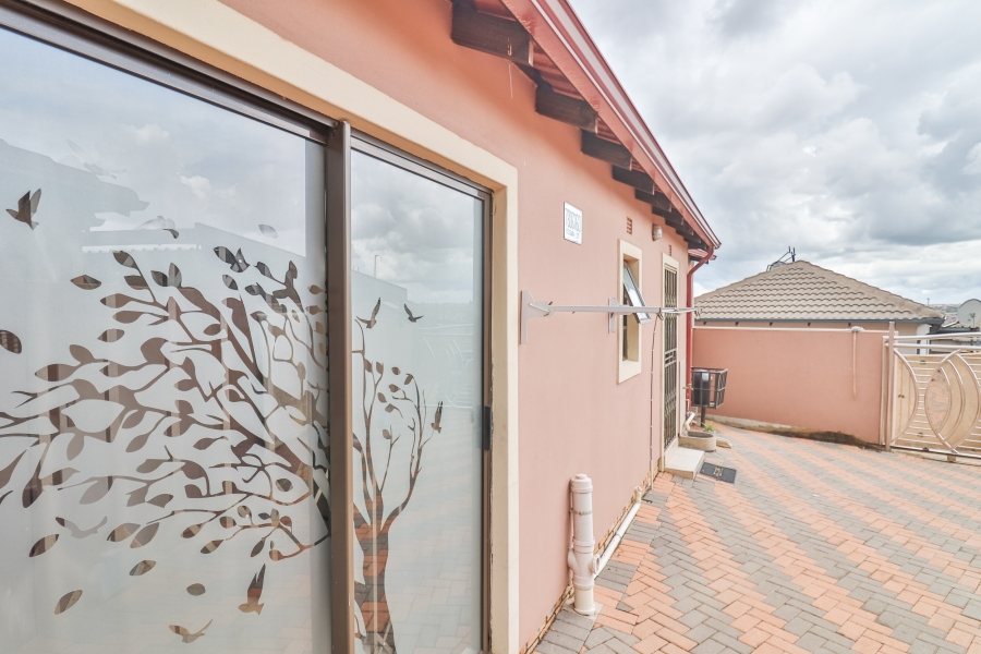 2 Bedroom Property for Sale in Clayville East Gauteng