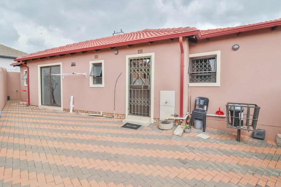 2 Bedroom Property for Sale in Clayville East Gauteng